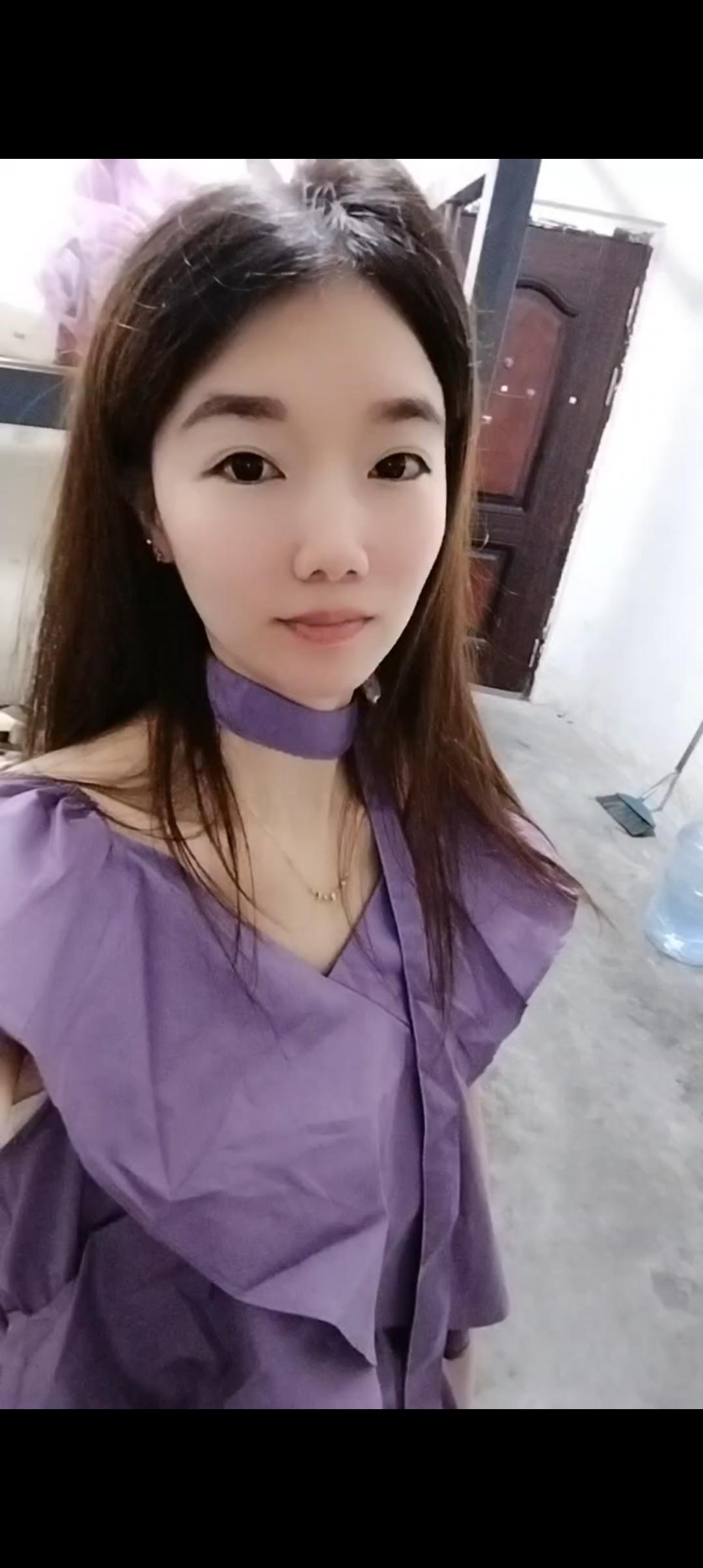 小时候哭了可以回家，委屈了可以找爸妈，长大后哭了不敢喊爸妈，委屈了也不...