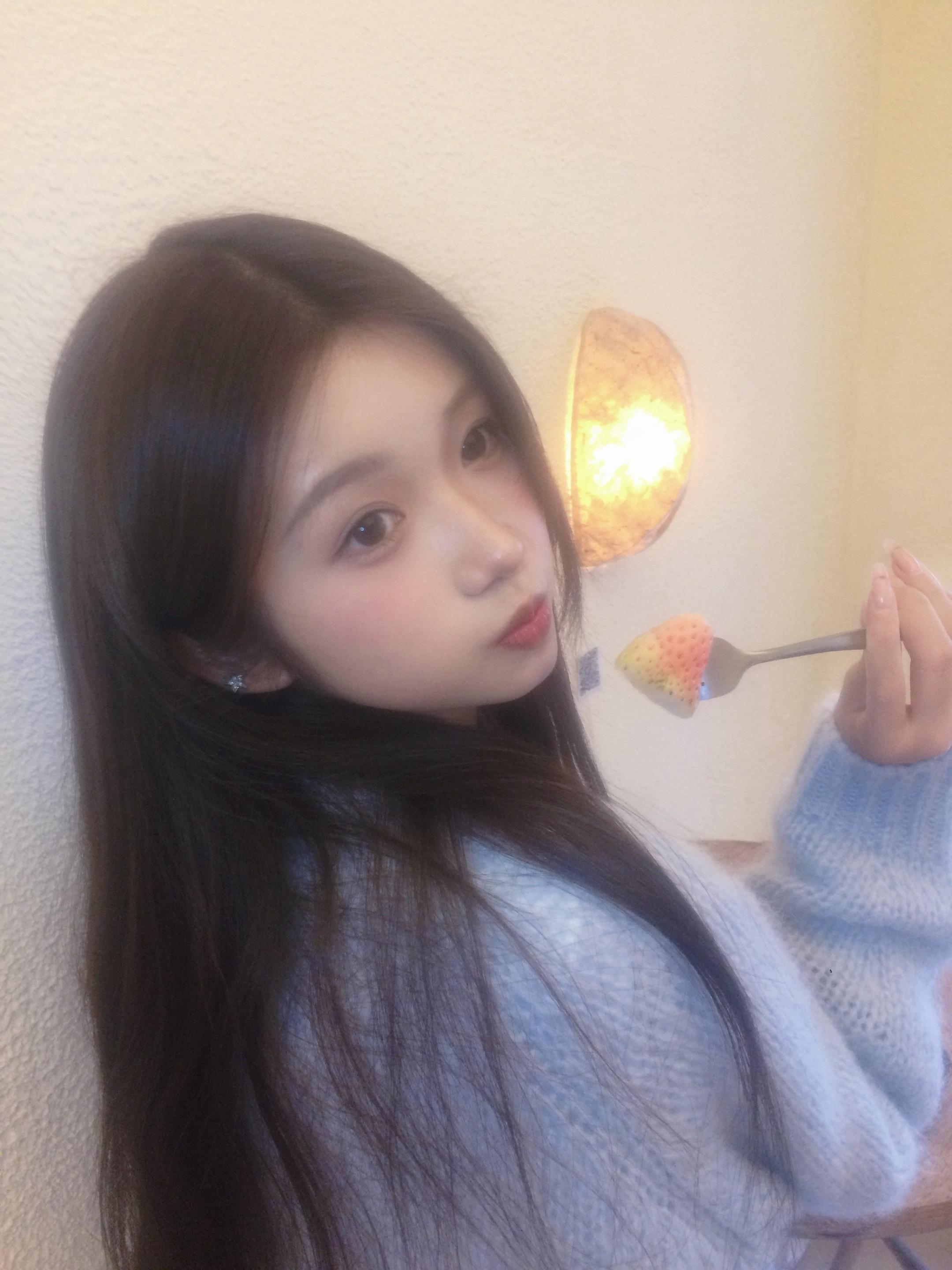 🍰。    好喜欢这件奶蓝色的针织开衫 非常春天的配色 除了白衬衫也...