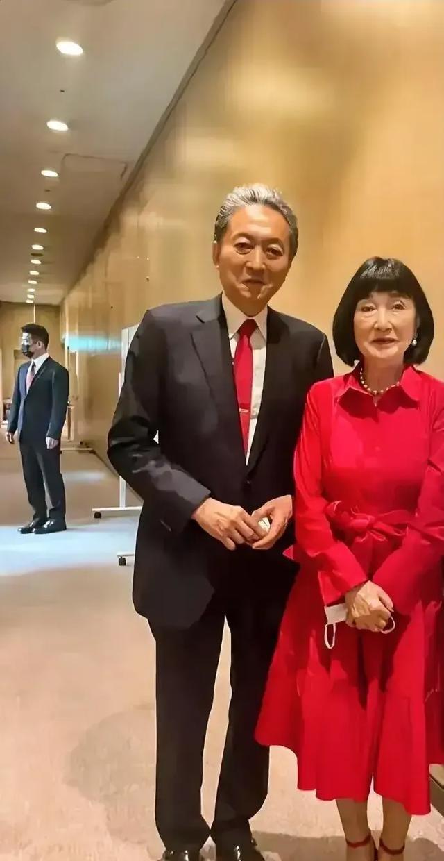 他是一个坚持正义，正视日本、侵略历史，为日本侵华谢罪的正直的友好的日本前首相，他