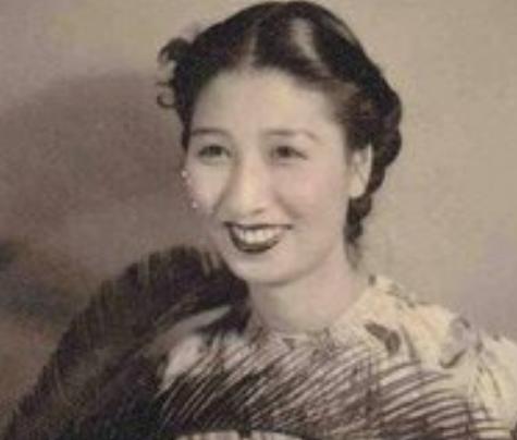 1940年深夜，民国大美女郑苹如，被秘密押到小树林执行枪决，特务垂涎她的美色，犹