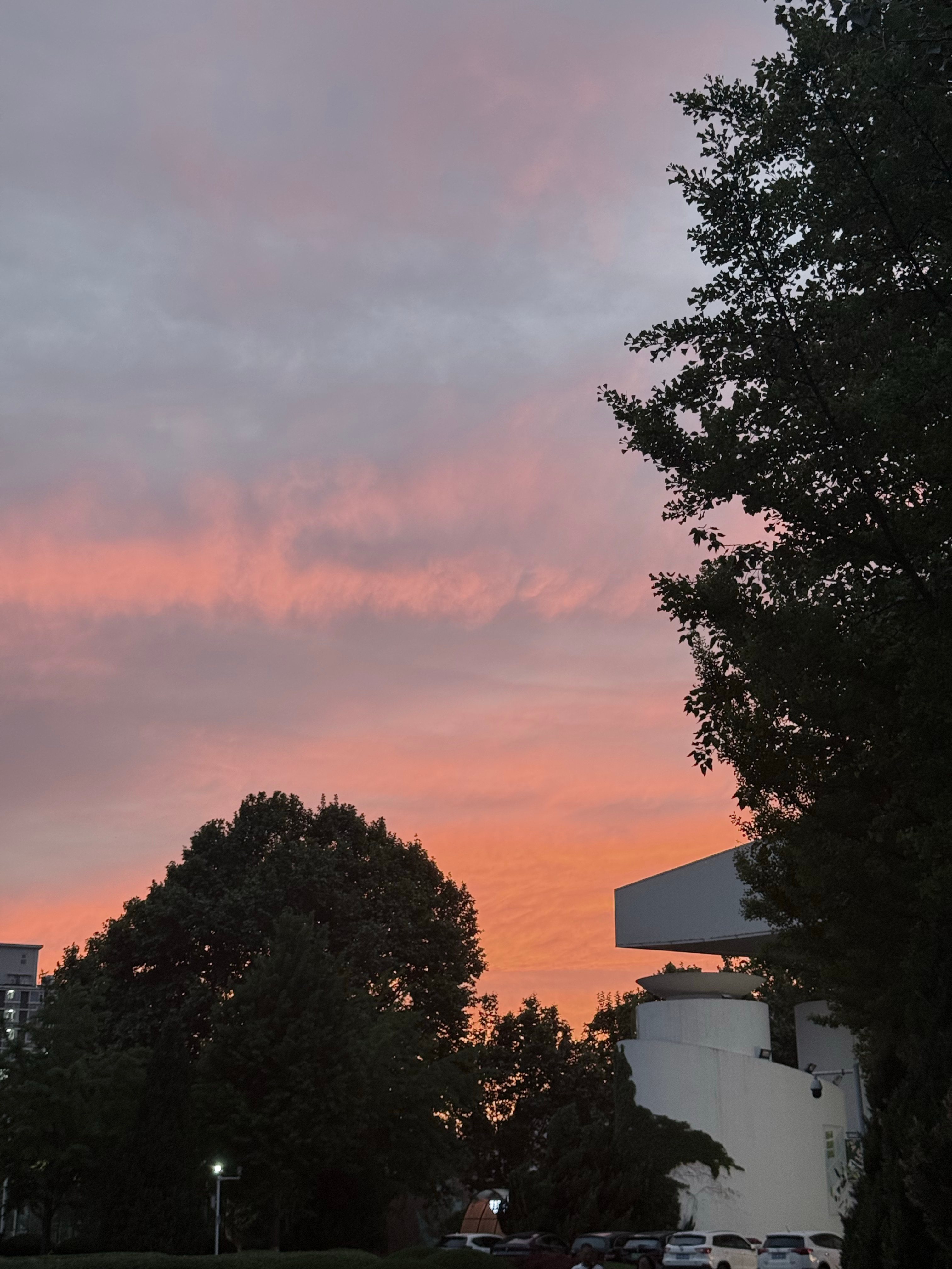 晚霞是天空写给大地的情诗。落日归山海，山海藏深意。晚霞 浪漫的不是晚霞，是一起看