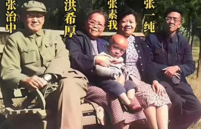 91岁的张素久走了

大家都知道她是爱国将军张治中的女儿

却不知道的她母亲是一