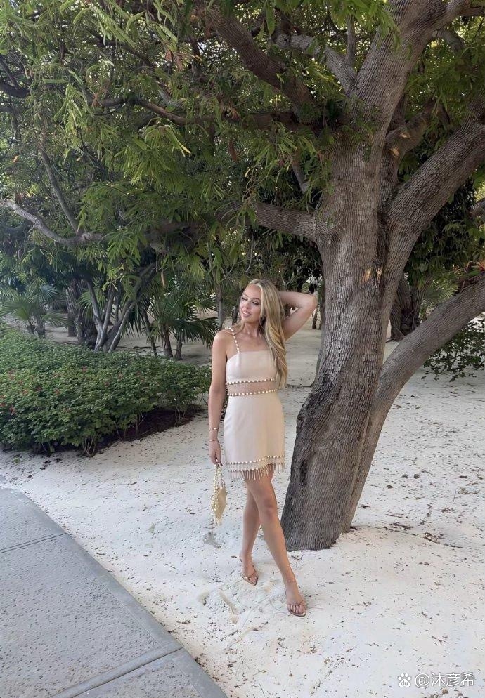 特朗普的小女儿，在印度旅游发的自拍 