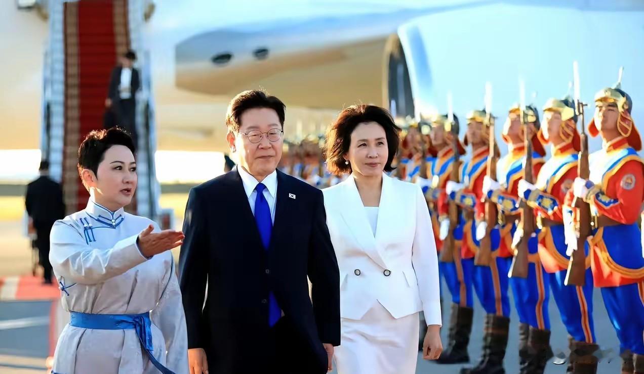 韩国总统李在明携夫人金景惠在土耳其参加完北约峰会后，二人又踏上了蒙古国土进行访问