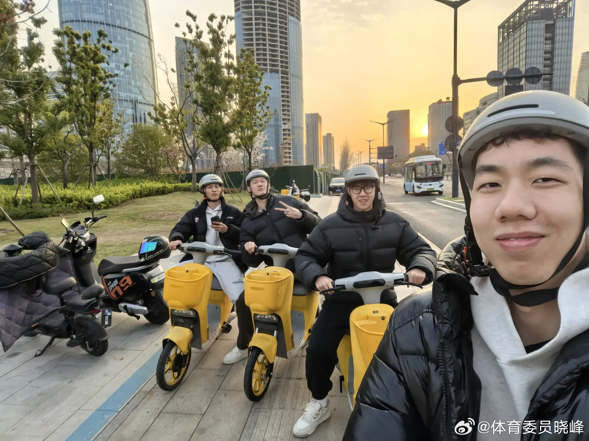 赛后林秉圣更新社媒晒出合照。配文：我队友们太猛了💦 