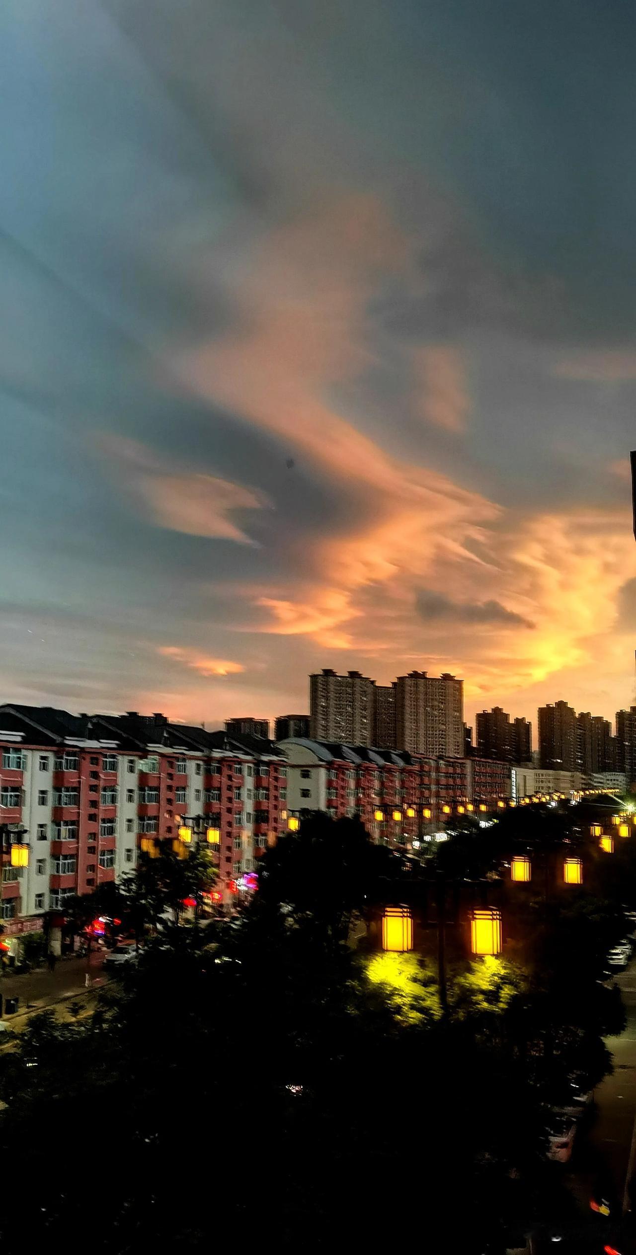 （首发原创）
金色的霞光与黄色的路灯相呼应交织出美丽的画卷
#大同风景美如画# 
