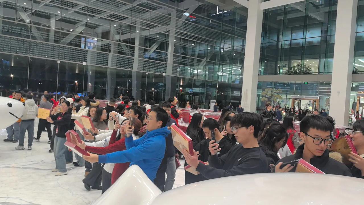 神仙老板。东哥这一波的巧克力炸弹火力太强了，温暖了多少人的心啊。虽然大家都说这巧