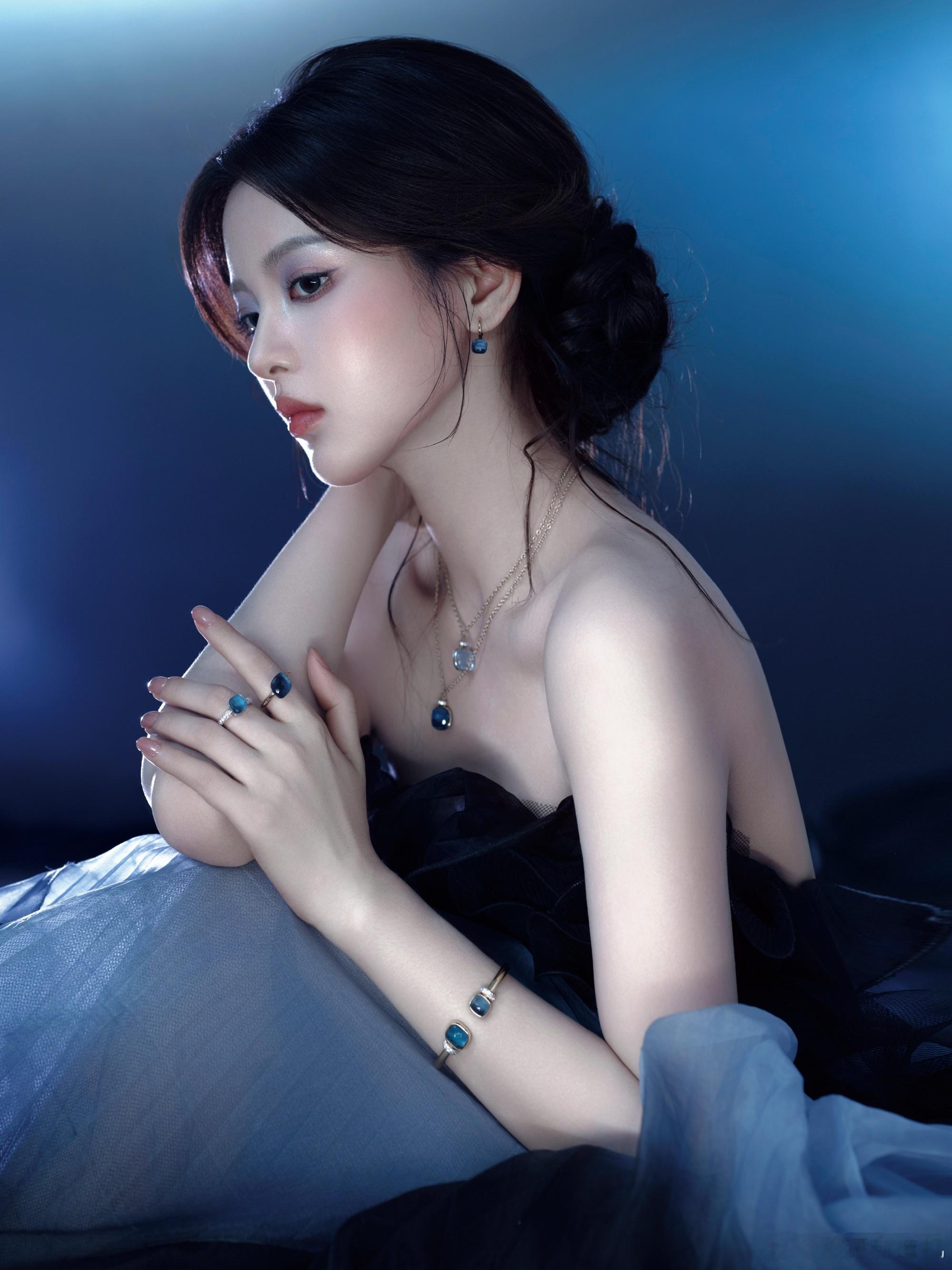 杨超越黑鸢尾公主裙珍珠点缀+黑鸢尾裙摆，超越妹妹这次真的鲨疯了！这身公主裙完全就