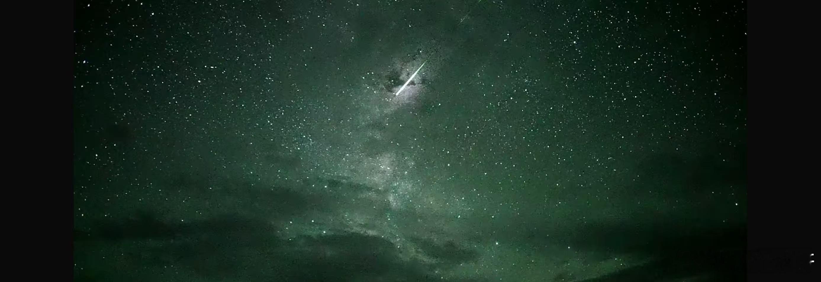 坐飞机遇到绝美流星英仙座流星雨迎来极大期茫茫夜空一道亮光一闪而过，氛围感直接拉满
