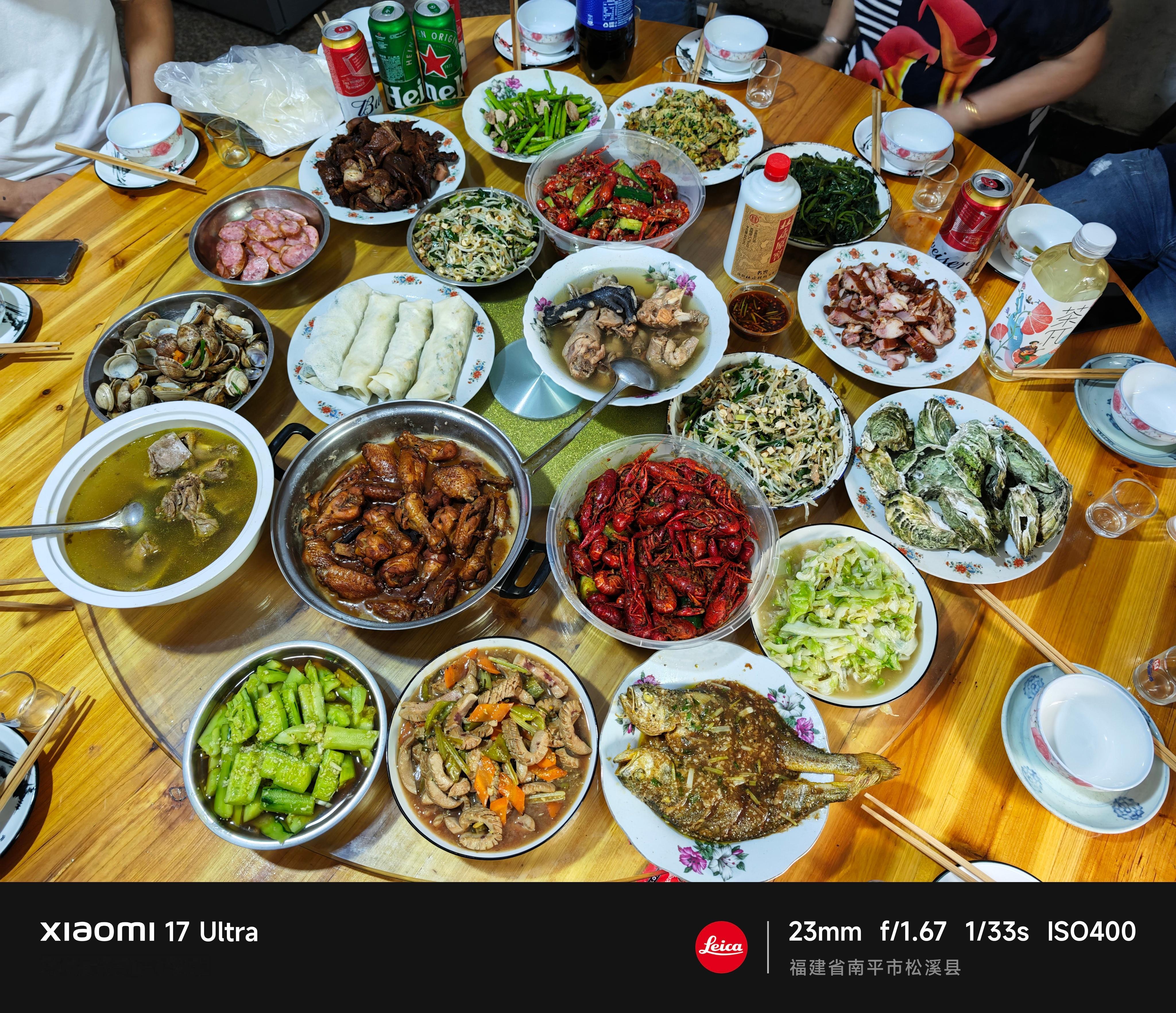 端午安康吃大餐，今天在我二姐家吃饭，做了一大桌子菜，还有外面买的小龙虾，我们这小