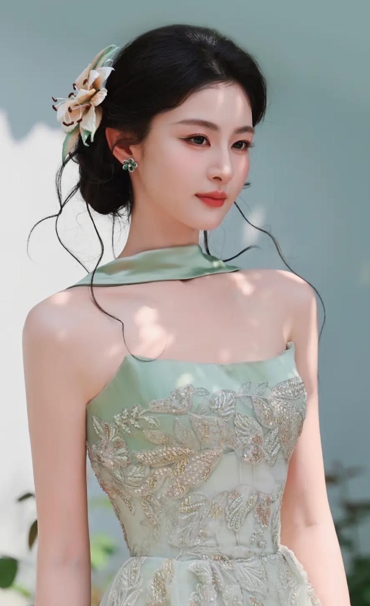 清透湖蓝，国风仙气拉满，盘扣轻纱，温柔漫过山海，一袭浅青，自带清冷书卷气。
湖青