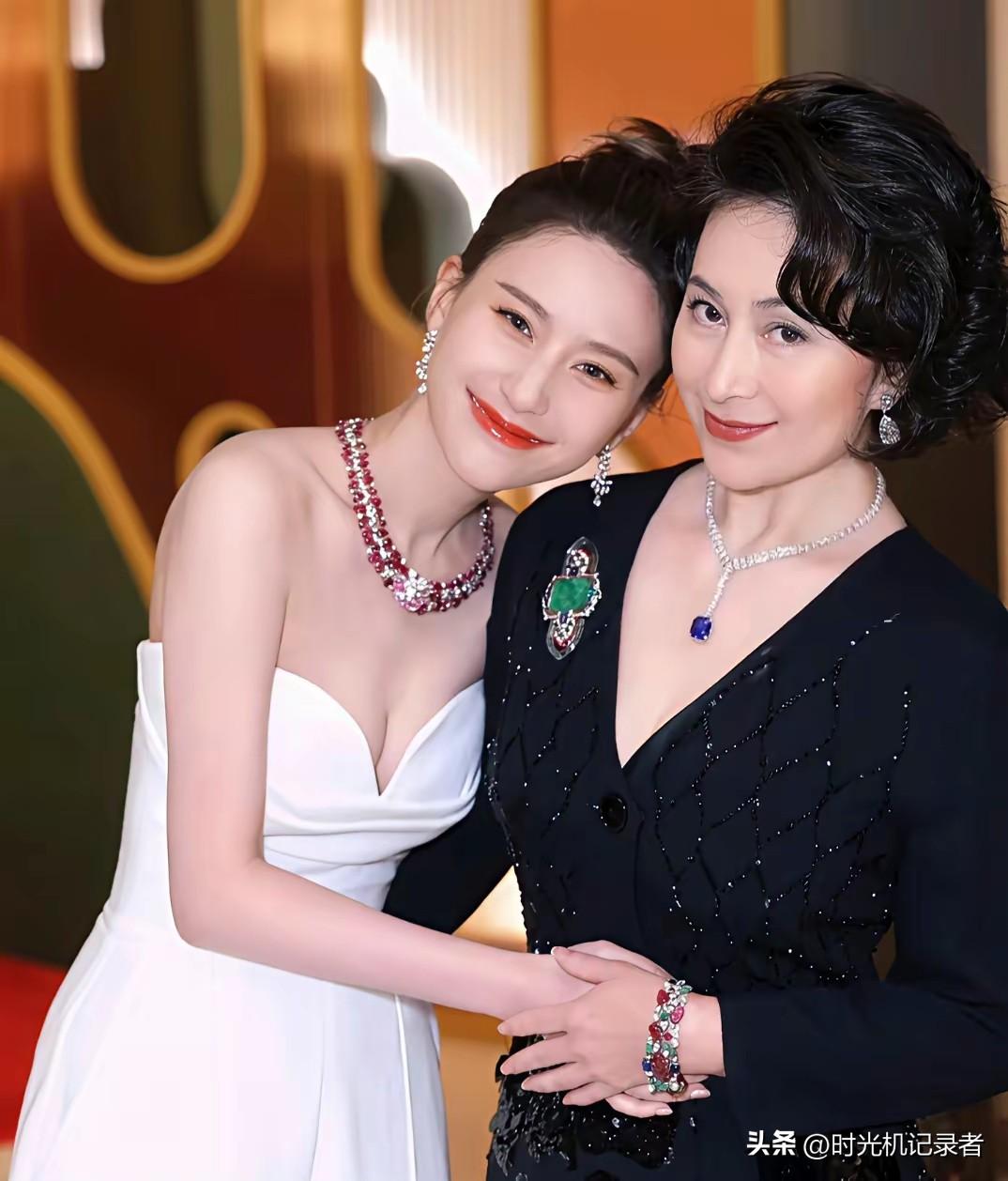 何超琼和何超莲是长得最像的姐妹，何超琼比何超莲大了29岁，虽然年龄相差大，还是同