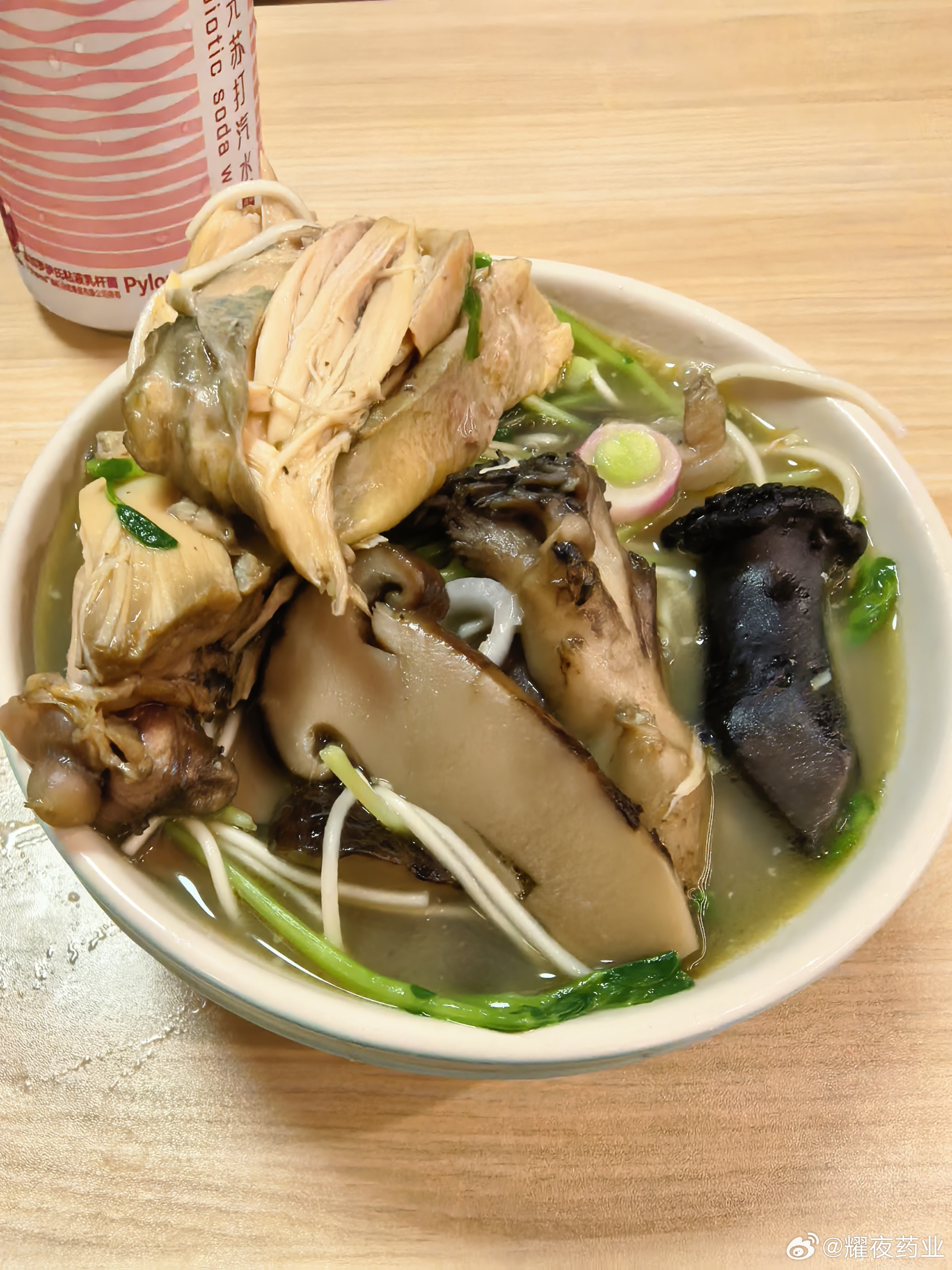 买了云南的新鲜野生菌炖鸡汤面，香香哦
