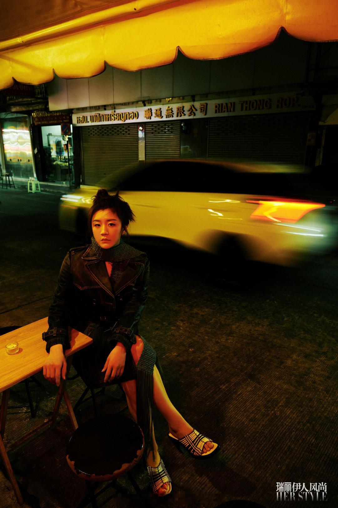 陈梦伊人风尚漫游曼谷大片曼谷的慢，藏在细节里，街边小店的门口总有鲜花与店主的巧思