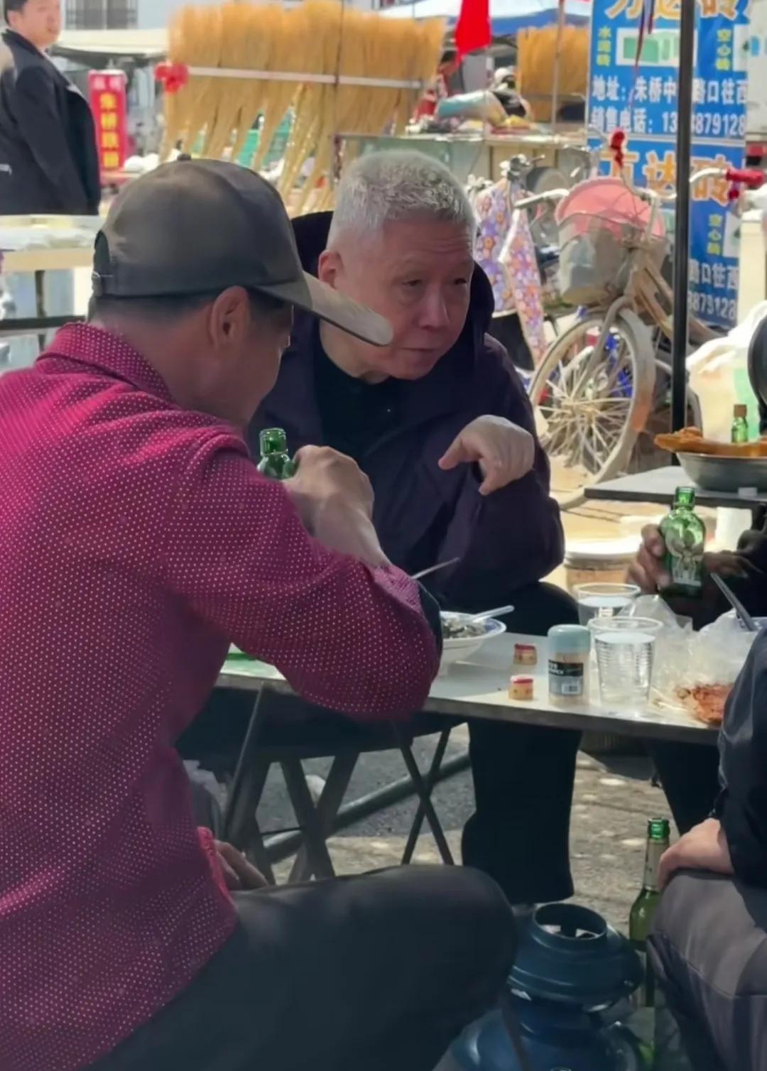 我就说马未都这人实在，你们还不信！就马未都喝的这个酒你们敢喝吗？顶多两块钱一瓶！