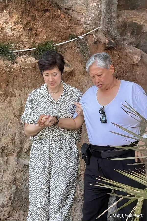 洪金宝怎么突然就老了，成龙如今还在拍戏，每年必保一部戏，蹦蹦跳跳，跑跑爬爬都还是