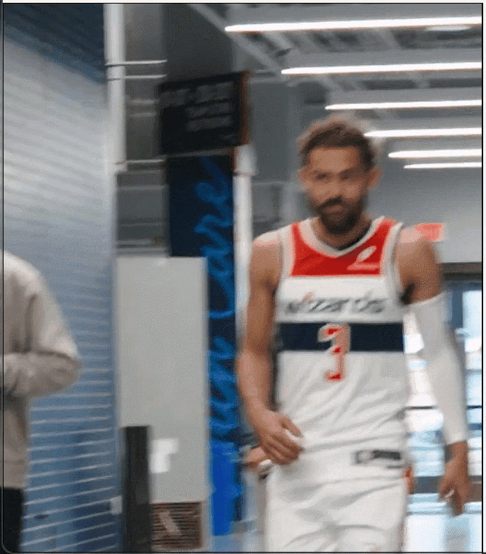 全新的开始！特雷·杨身穿3号球衣现身华盛顿奇才主场特雷杨被交易至奇才老鹰将特雷杨