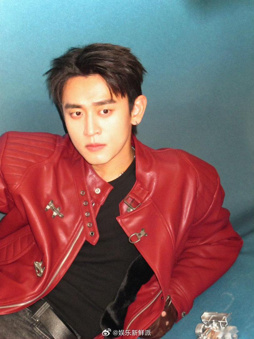 派酱安利 王天辰酒红色皮衣机车服有人穿皮衣是装酷，穿皮衣是本来就酷！简直就是痞帅
