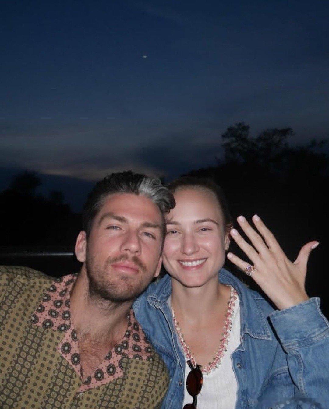 休赛季是球员们订婚结婚的集中期，继昨天萨夫柳琴科娃之后，今天卡姆·诺里也好事将近