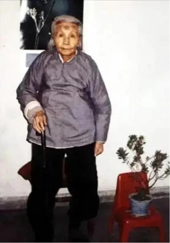1992年，88岁老奶奶叮嘱孙子说道：我死后，一定要好好保存遗体，将来会出现奇迹