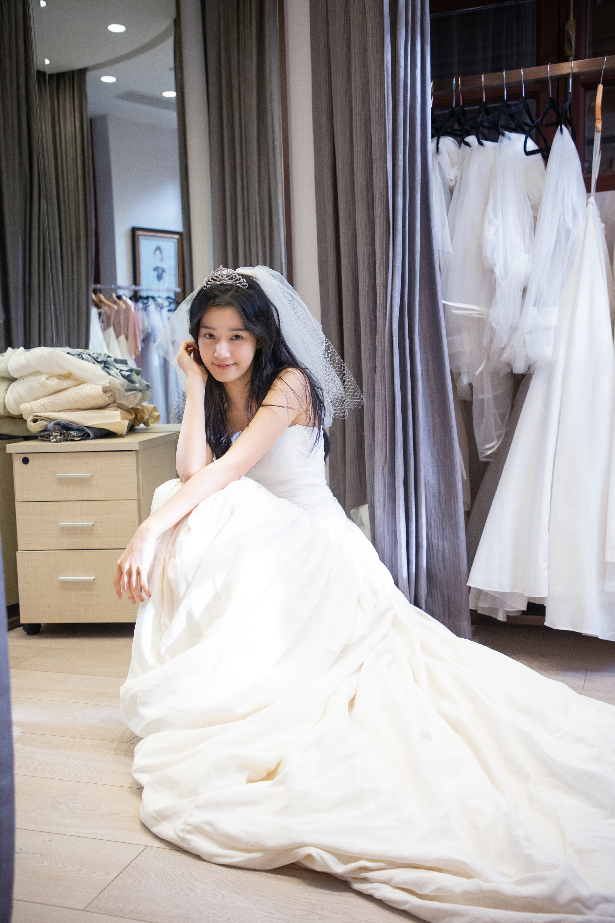 #卢昱晓手张力# 美人连手都是美的 ​​​