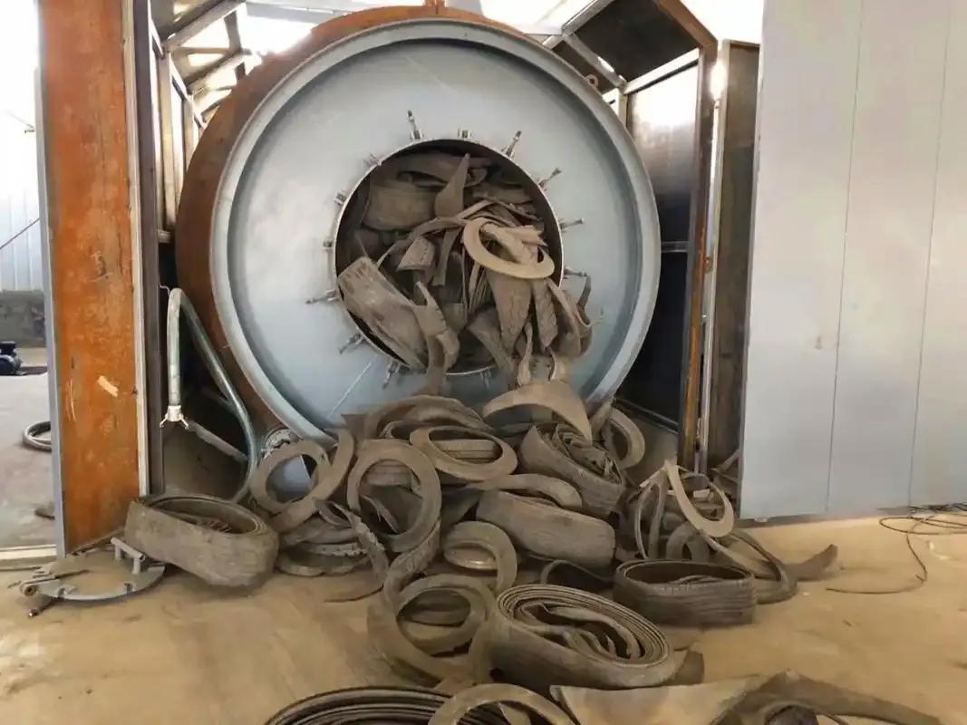 破轮胎还能炼油，巴基斯坦工人这操作是真牛。连补胎师傅看了都直摇头的报废轮胎，被他