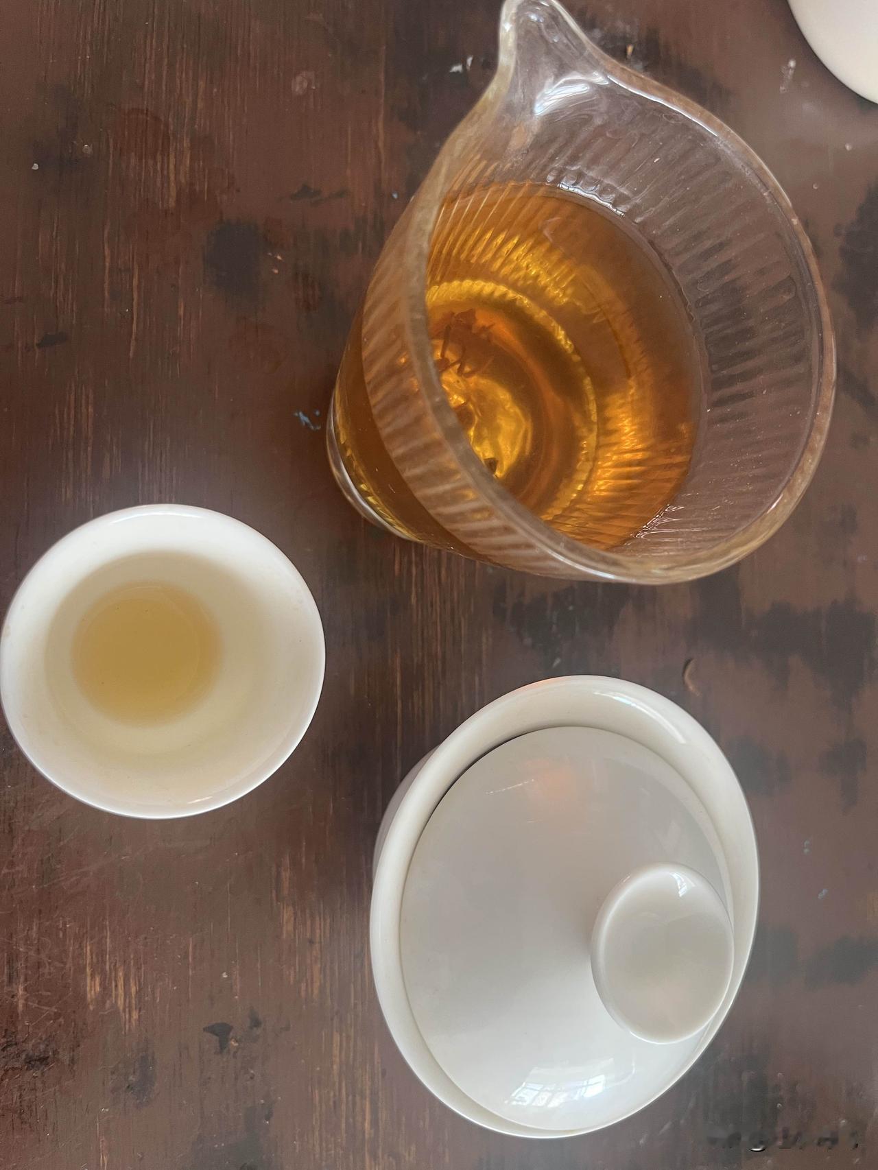 对于一个普通的中年男人来说，能自己安安静静的喝一杯茶是一件很幸福的事情。
平时都