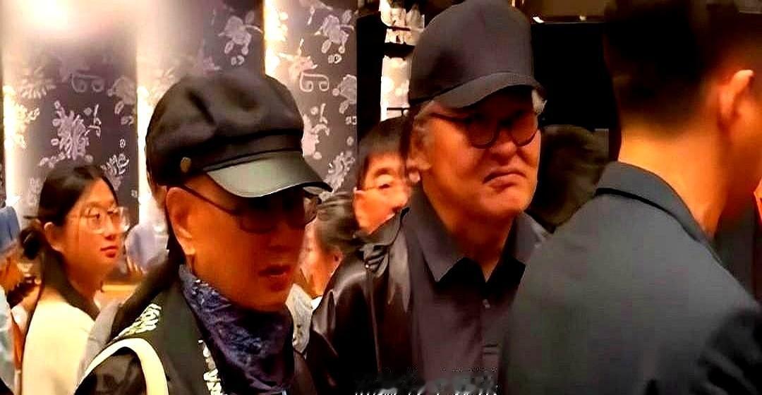 “我爱你”三个字，刘欢37年没直播过，却被一条旧围巾抢了热搜。

那晚在《茶馆》