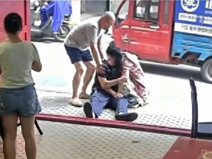 扶老人遭索赔店主儿子说到此为止吧 早就说了不要扶老人了，因为这个社会太多被讹的了