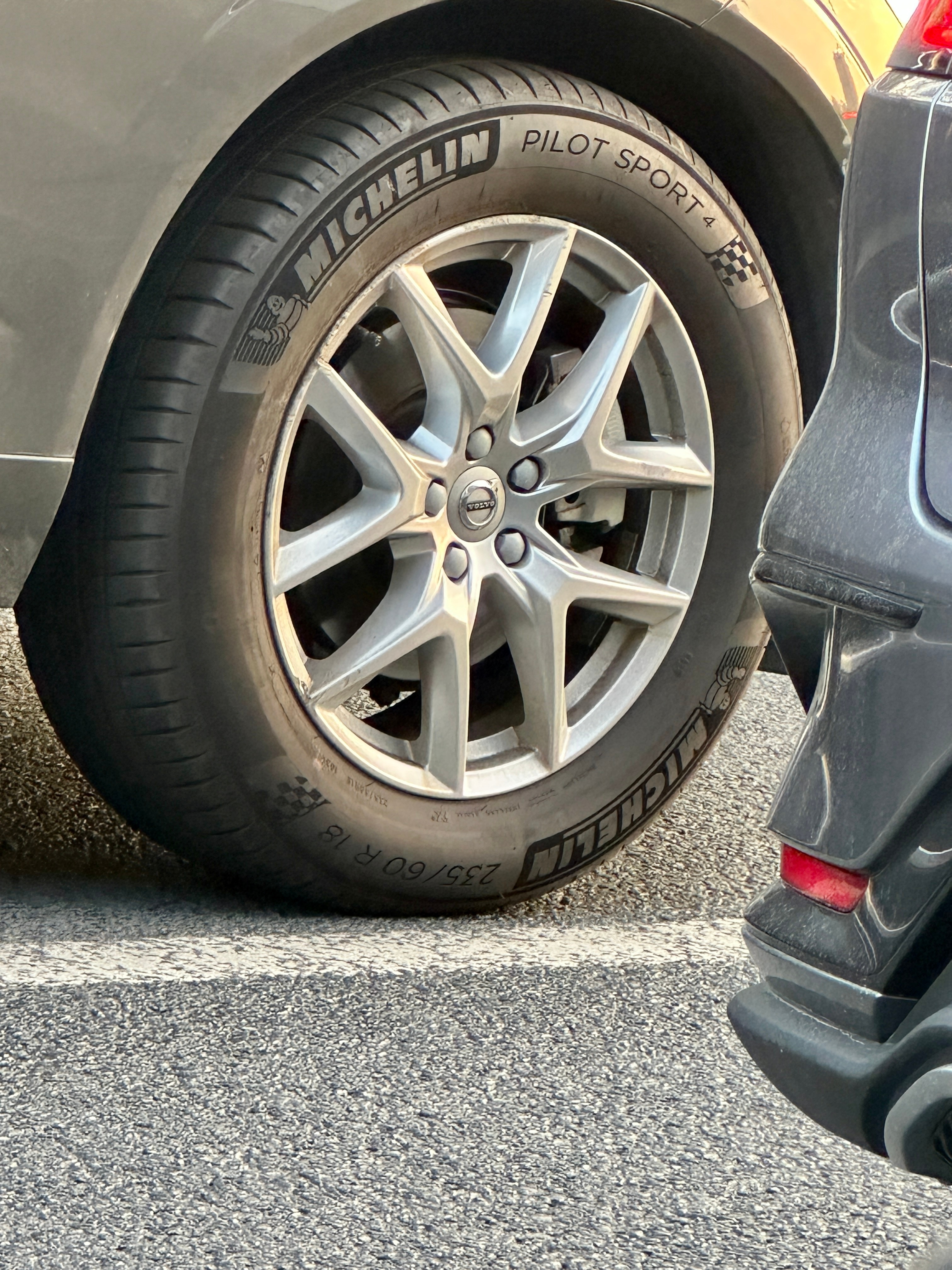 你看这个胎。我一眼看过去就觉得很帅。新的，PS4 SUV，天鹅绒面，没有被洗车店