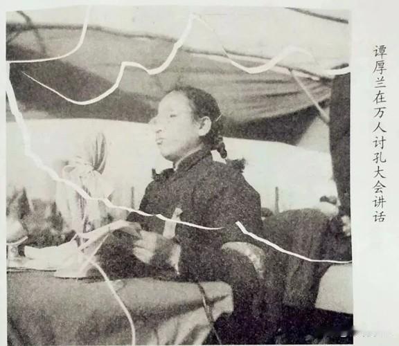 1966年11月9日，一起轰动全国的事件震惊了所有人：200多名学生跟随谭厚兰捣