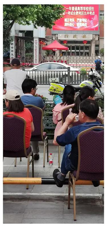 先说我的情况，我没有亲身经历高考，但身边很多朋友的故事反差特别大，分几种典型：