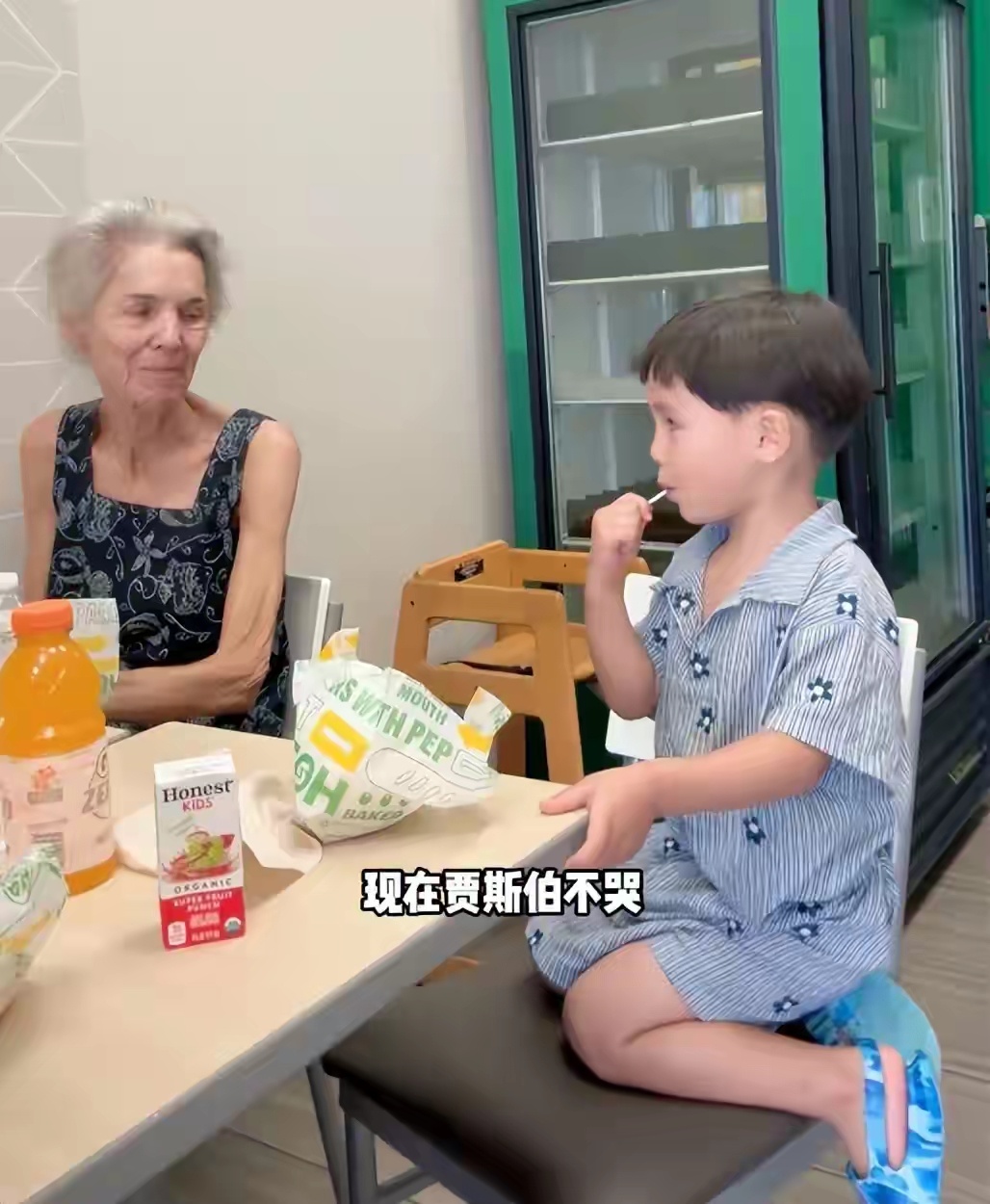 马大哈带儿子探亲结束回中国，贾斯伯发脾气打爸爸，外婆无端躺枪 
