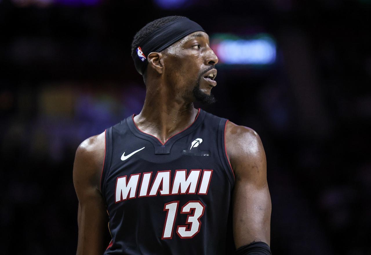 奇才大舞台，是中锋你就来。
奇才117-130不敌活塞，遭遇了一波13连败，目前