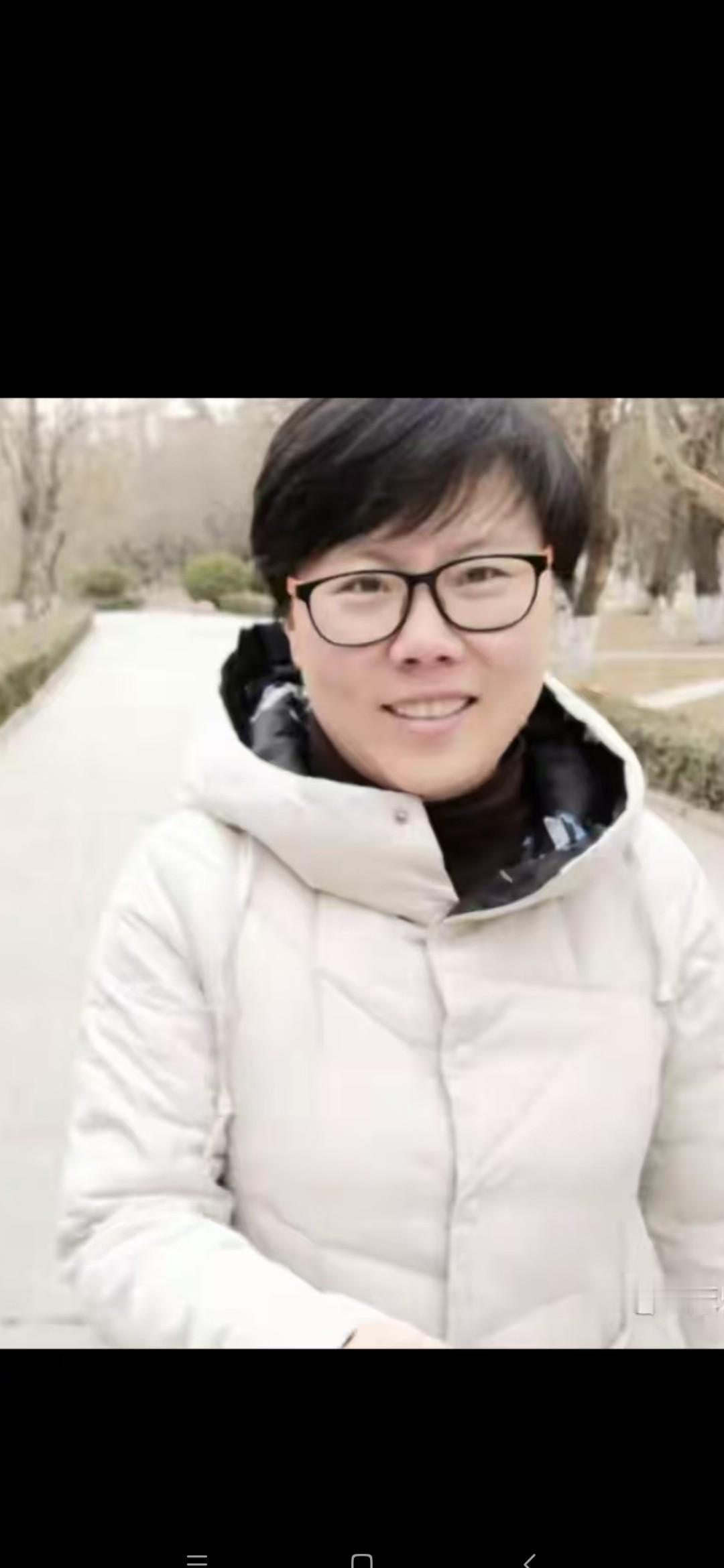 胡老师倒下了，

高三地理课停了，

谁来接最后一节自习？

41岁的胡雪梅老师