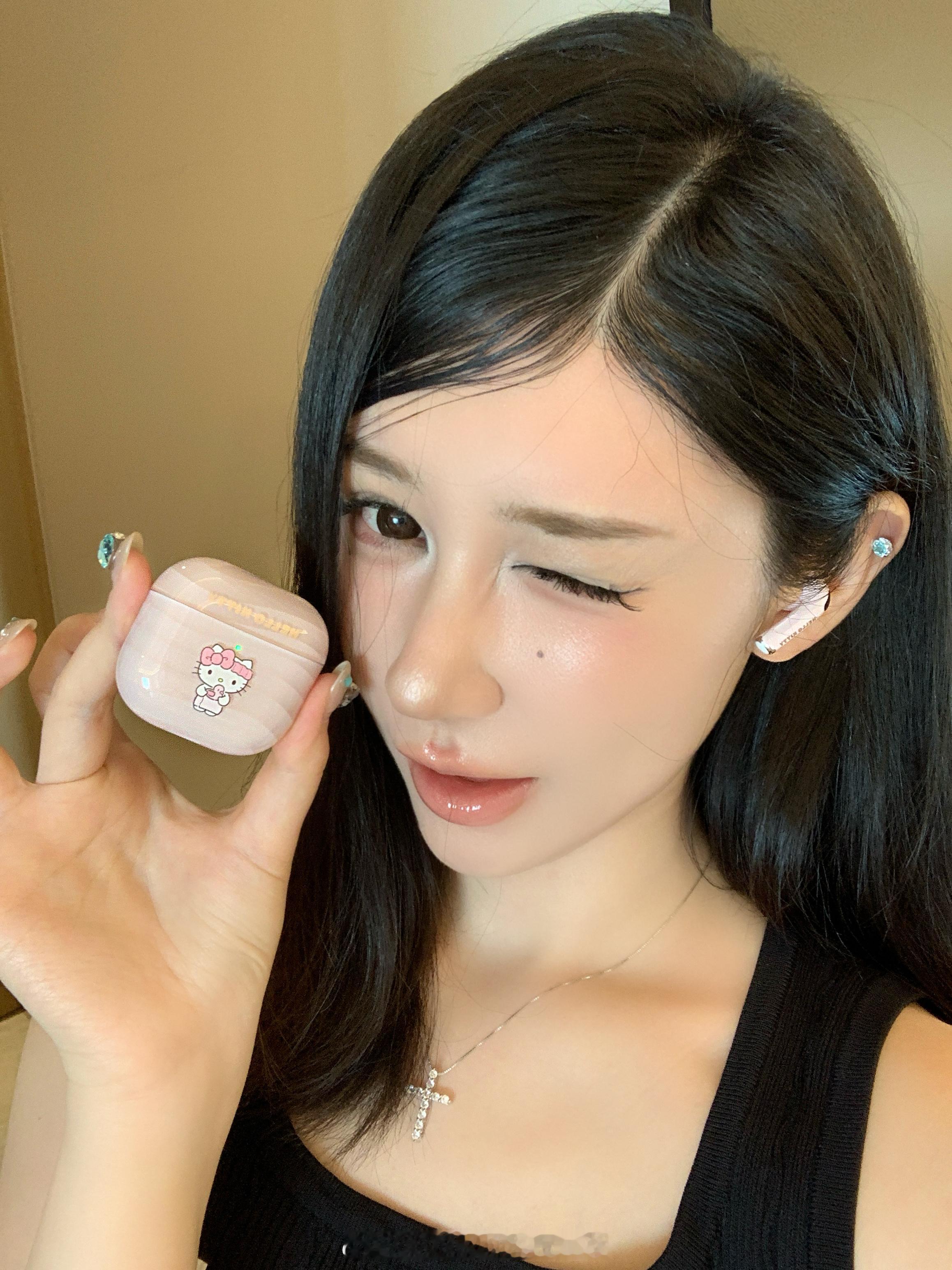 始终不会用水光膏 拿出老网红 mac生姜  也水光的不行老一辈子还是有点东西的 