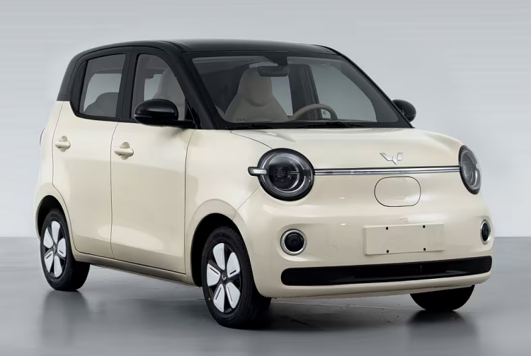 新五菱宏光MINI EV，最抓眼球的就是前脸那对圆形的LED大灯，中间还加了根贯