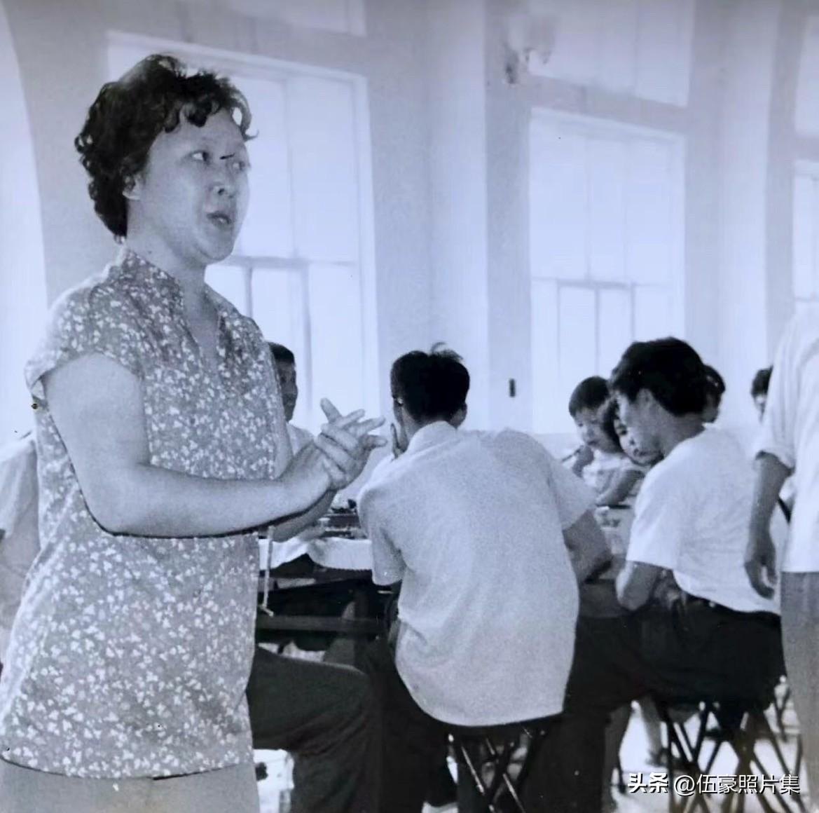 1980年，歌唱家李谷一在怀柔国家体委水上运动学校表演的老照片。这一年，是李谷一