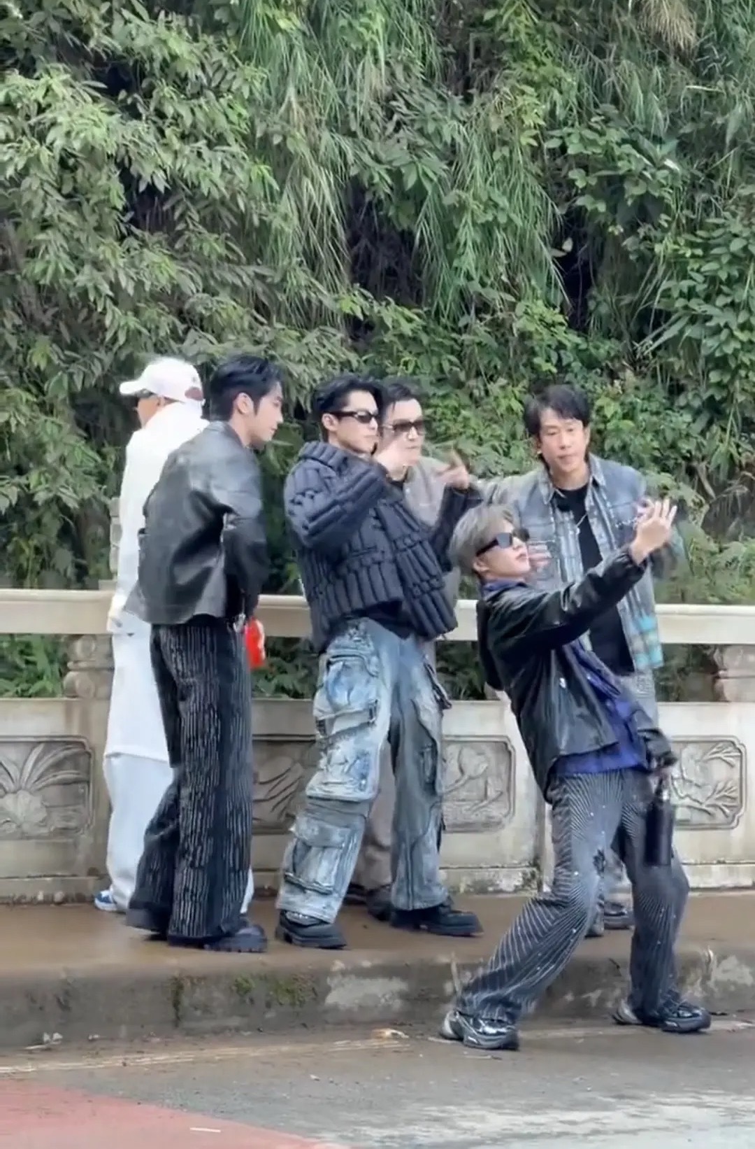 刘耀文王鹤棣川渝双帅杀疯了！45度站姿复制粘贴，两位腿长比例都很直观，玩的开心哟