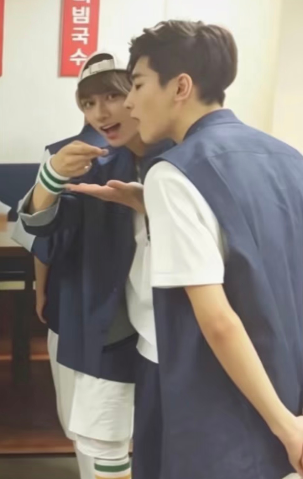 佑灰wonhui[超话]  小咪在这里提醒各位要好好吃饭 ​​​