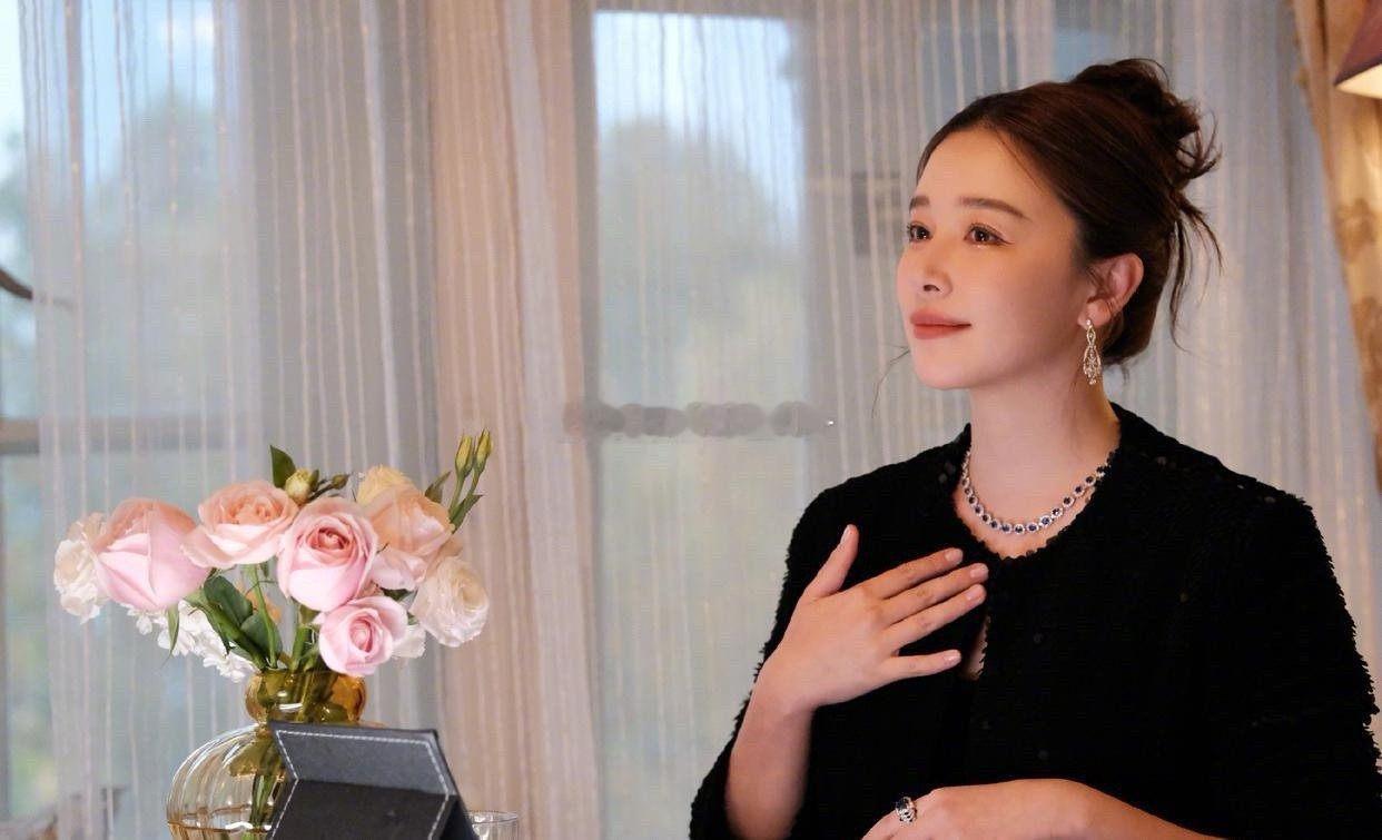 阚清子还是微胖好看，看起来特别富态贵气，整个人的精神状态也是极好的。 