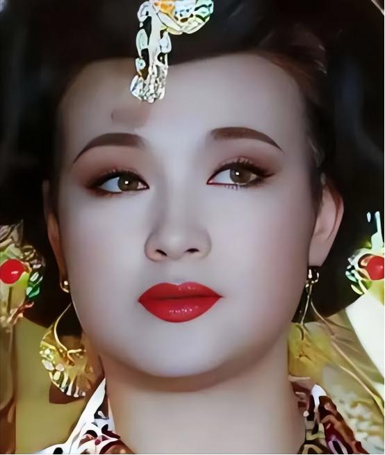 公元 695 年，71 岁的武则天宠幸完 42 岁的沈南璆，猛地将锦被扫落在地，