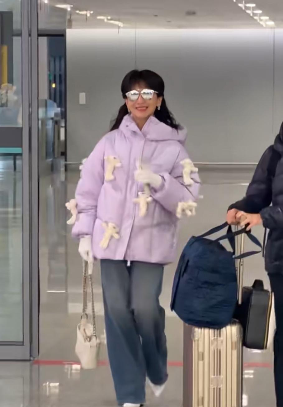 别再劝女人“优雅地老去”了，看看72岁的赵雅芝。
一件塞满公仔的羽绒服，直接把初