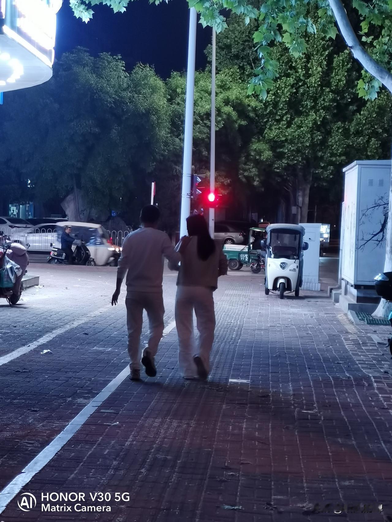 邻居两口子三婚了，真是合久必分，分久必合，身边人都说真是一对奇葩夫妻。

这对夫