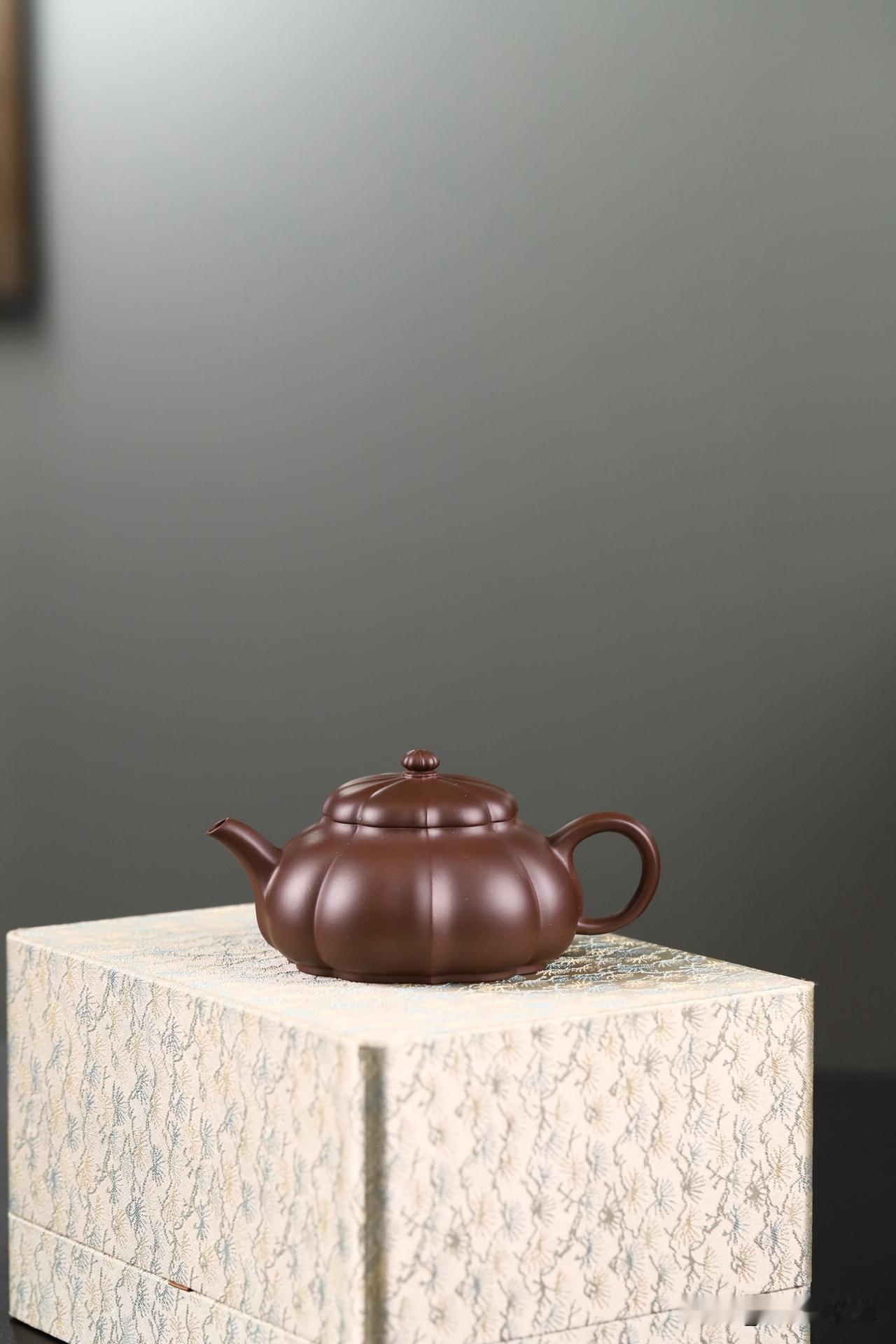 漫秋｜筋纹精品
原矿老紫泥料|容量150cc
慕古经典 线条挺立 筋纹口盖壶底相