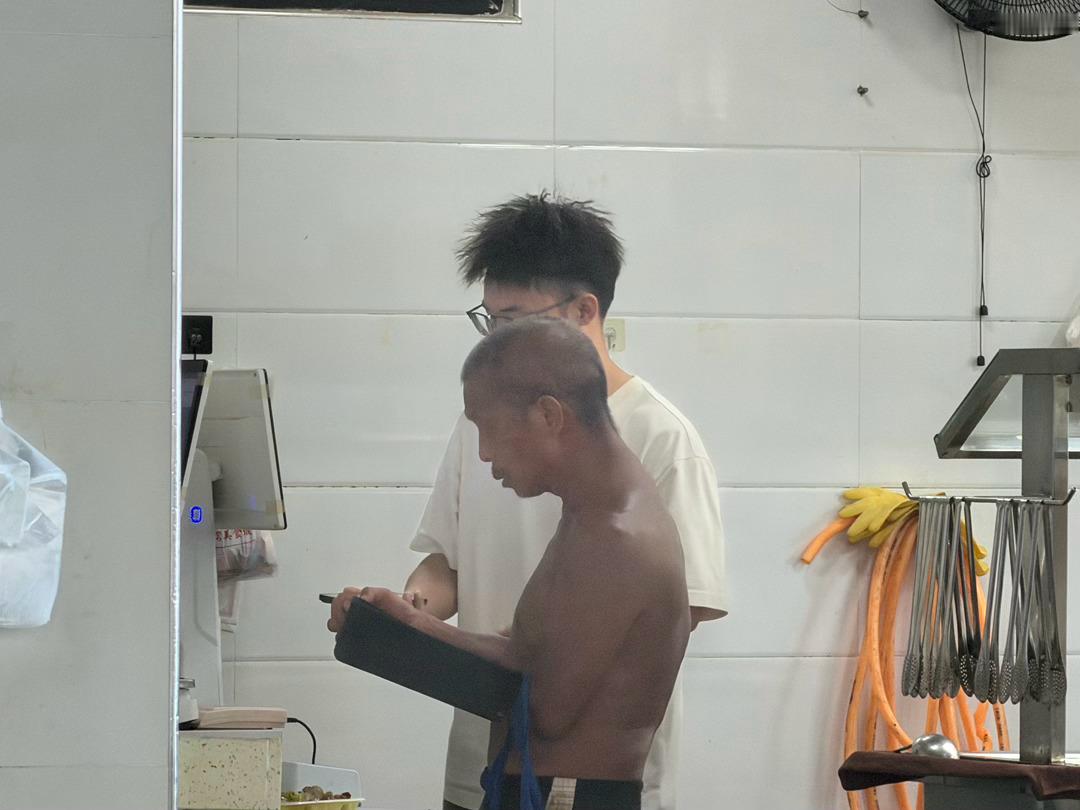 今天卢总卖车了请客吃饭，简简单单又是一餐。遇到一个又黑又瘦的民工大叔过来吃饭，不