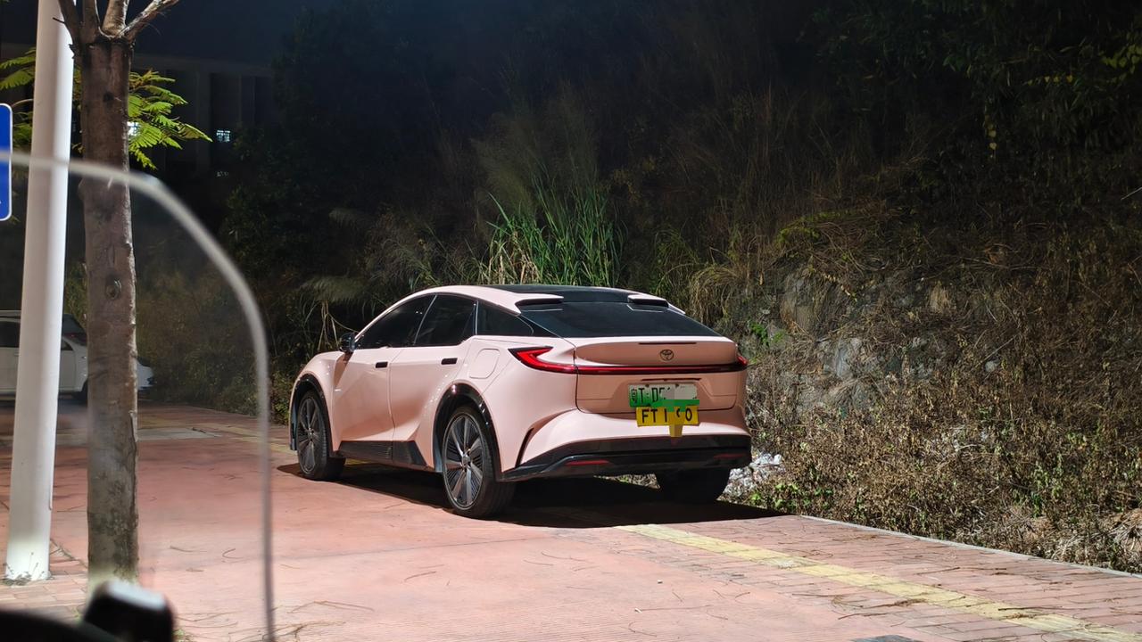 第一批次去香港市区测试的「粤车」
官方FT牌照的字体很奇怪
跟早前的FV/FU貌