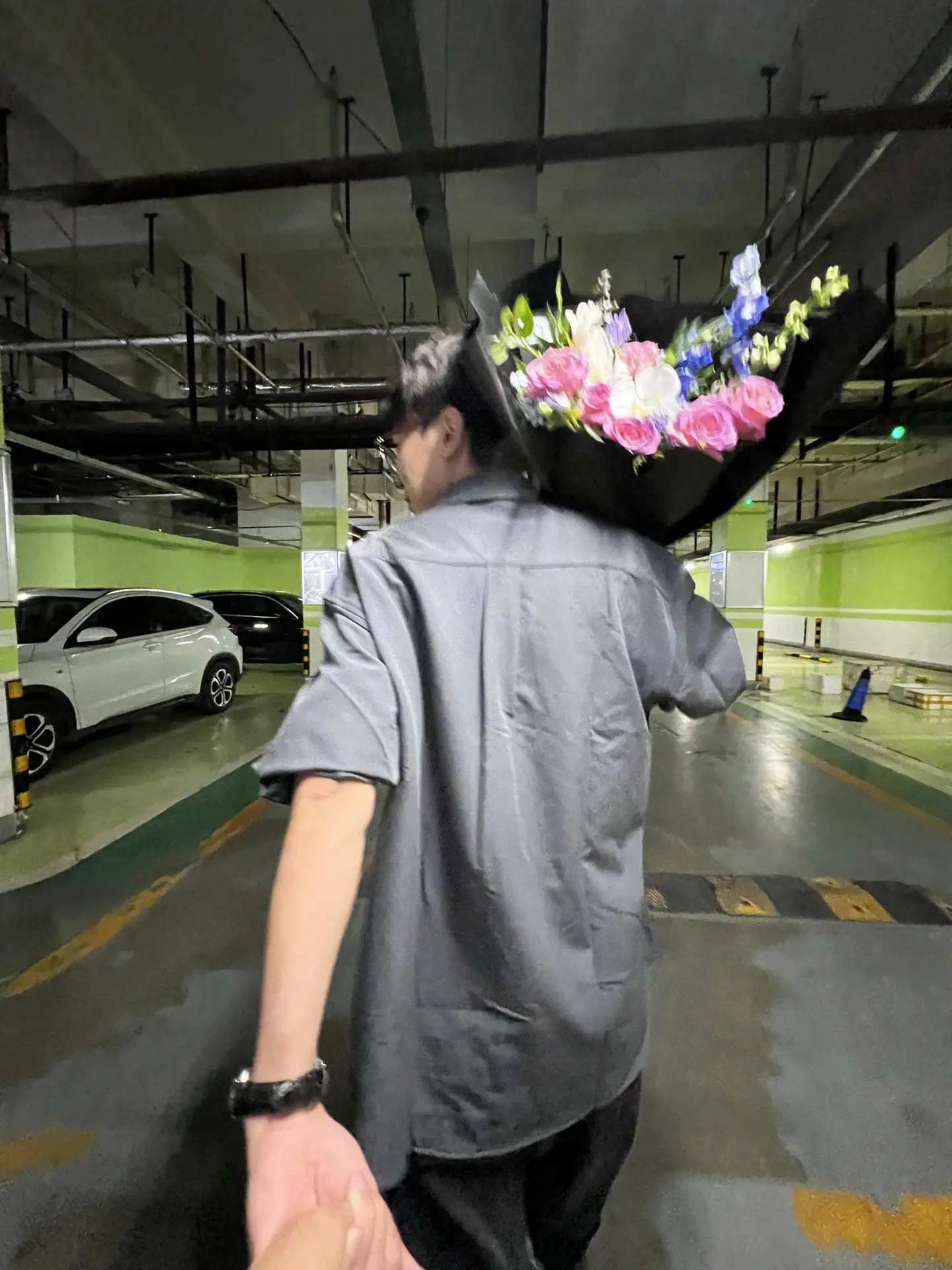 恋爱从一束花和正式的告白开始了。