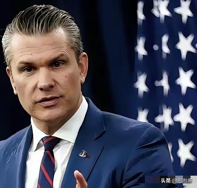 美军扔下了一枚13.6吨的超级钻地弹。
花了24亿美元造的隐形轰炸机运来的。
他