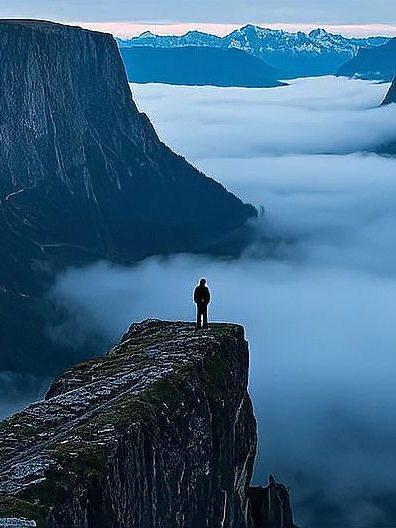 水到尽头是瀑布,人到尽头是什么?常听人说：水到尽头是瀑布。
江河奔涌，撞上山崖无